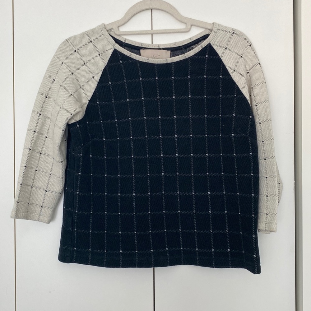 Ann Taylor LOFT. 3/4 sleeve sweater top. Work attire. Size S